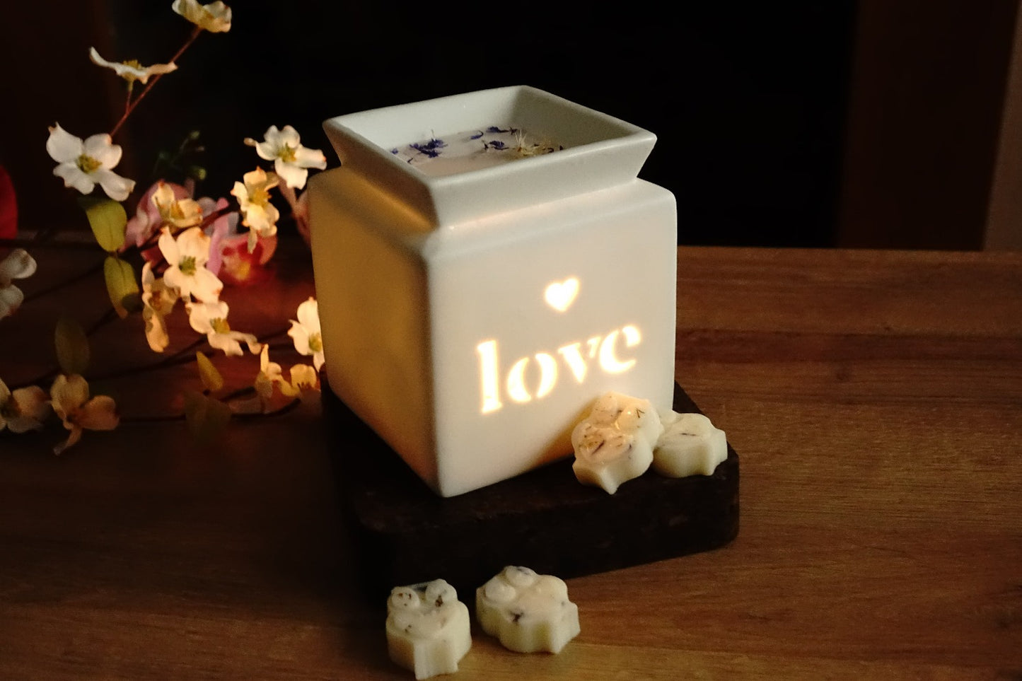 Wite Love Cut Out oil/wax Burner Ric n'Gus Candles