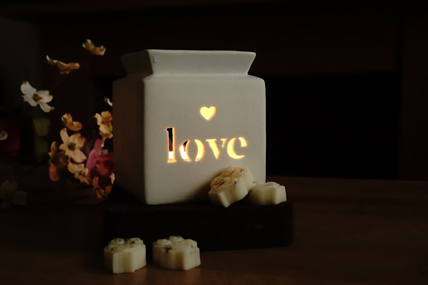 Wite Love Cut Out oil/wax Burner Ric n'Gus Candles