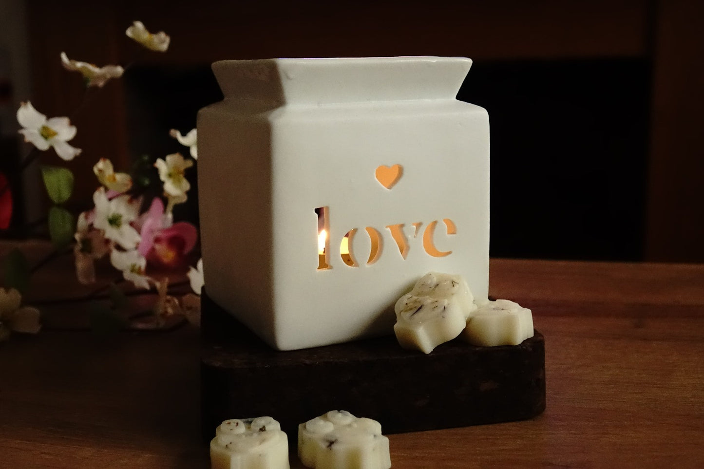 Wite Love Cut Out oil/wax Burner Ric n'Gus Candles